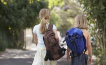 青少年背单肩包会引起脊柱弯曲