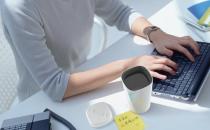 电脑族坐姿不对给身体带来七大坏处