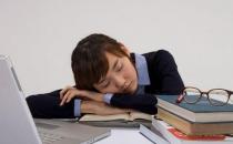 白领女性这些不良坐姿会影响胸部健康