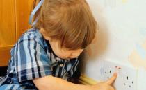 好动宝宝触电怎么急救