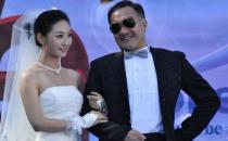 夫妻年龄差距大怎么调节