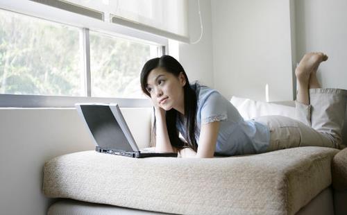 睡觉前玩电脑 身体危害真不少