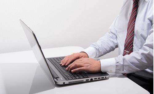 长时间用电脑要警惕电脑性皮炎的侵袭