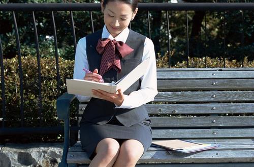 电脑族用电脑双脚别交叉