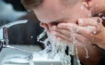 常洗脸可以预防“电脑斑”