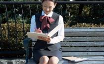 电脑族用电脑双脚别交叉