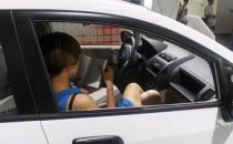 车上睡觉读书危害大 可能会导致面瘫