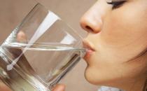上班族餐前一杯水 养生教你喝水小窍门