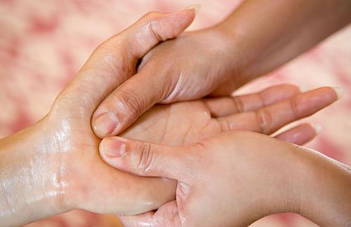 冬季干燥手部的按摩护理