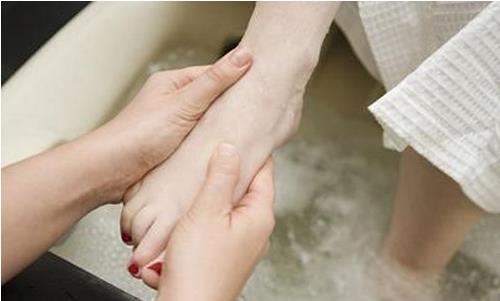 光脚养生的方法