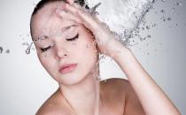 实用补水方法应对肌肤干燥缺水问题