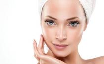 脖子怕干燥 穿高领前涂点润肤霜