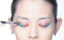 新手入门 6步就能将眼影化到位