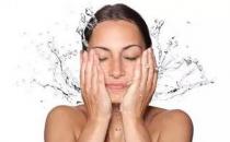 洗脸水中加4种料抗衰老 蜜蜂润肤