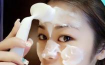 洁面刷该怎么使用呢？