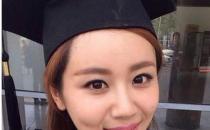 这么化妆与学士帽更般配