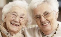 老人配戴老花镜有讲究