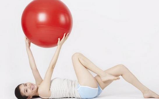 健身球操帮你美化背部线条