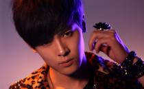 男人用盐加牛奶可有效去黑头