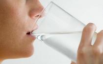 老年人睡前多喝水可预防脑血栓