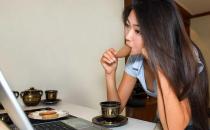 电脑美女月经不调需要及时补肝