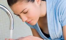 盐水洗脸好吗 盐水洗脸的七大好处