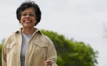 老人憋气不利于健康 常绕圈走精神抖擞