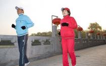 老人这样走路可以降血糖