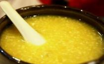 老人喝热姜粥能暖胃 