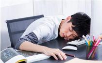中午趴桌午休 上班族频发颈椎病
