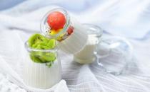 老人喝牛奶补钙要适量 过量小心白内障