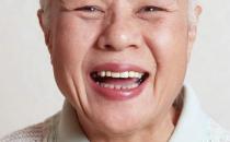 老年人怎样戴好假牙