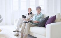 久坐沙发对老年人非常不利