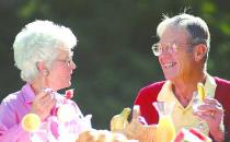 冬季老人如何防暖气燥