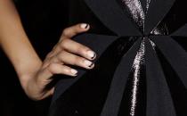 什么颜色指甲油显手白