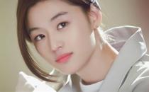 水润果冻唇妆的画法