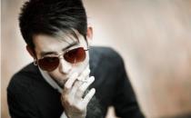 吸烟大黄牙 男性必学美牙法