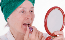 化妆有助于老人找到积极心态