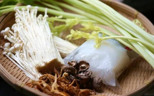 金针芹菜瘦肉汤消肿增饱腹感