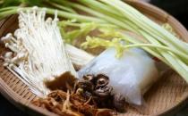 金针芹菜瘦肉汤消肿增饱腹感