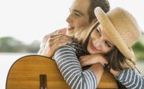 10个信号表明男人对你有兴趣