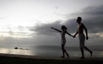 夫妻之间多牵手有利长寿哦！