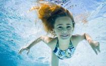 游泳时耳朵进水该怎么办