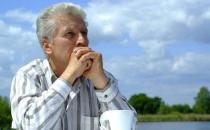 老年人用眼过度小心失明！