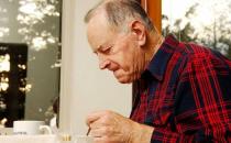 为啥老人看电视总是打盹