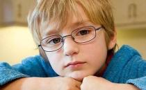 当心电子产品毒害了孩子的眼睛