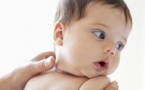 合适的喂奶方式可防止宝宝吐奶