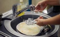 洗碗别再用伤手的洗洁精 教你洗碗小妙招快速去油污