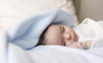 从生理角度来揭秘 宝宝睡觉时的偷笑皱眉 