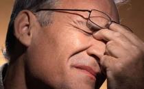 老眼昏花不一定是老视 黑暗环境中看手机诱发青光眼